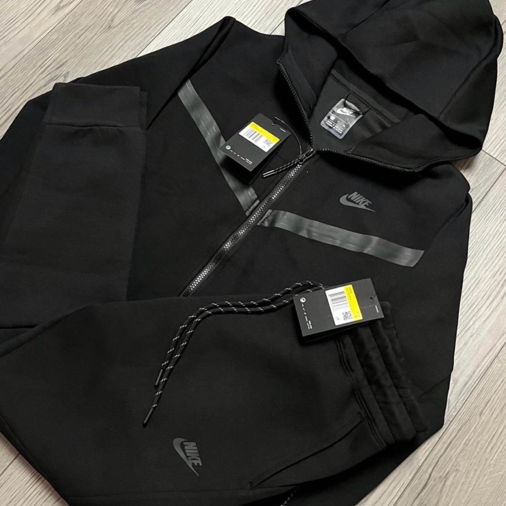 Nike Men’s Black Hooded Performance Jacket with Reflective Accents